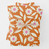 Feuille De Papier Cadeau Fleurs super Retro Daisies Motif sur orange (En situation)