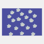 Feuille De Papier Cadeau Fleurs sur fond bleu foncé (Devant 2)