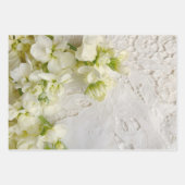 Feuille De Papier Cadeau Fleurs violettes et blanches sur dentelle (Devant 2)