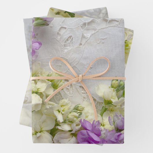 Feuille De Papier Cadeau Fleurs violettes et blanches sur dentelle (En situation)
