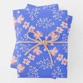 Feuille De Papier Cadeau Floral bleu pastel (En situation)
