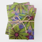 Feuille De Papier Cadeau Floral pourpre et vert (En situation)