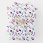 Feuille De Papier Cadeau Flore délicate rose et violette (En situation)