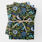 Feuille De Papier Cadeau Flore d'oiseaux bleus sur noir (En situation)