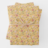 Feuille De Papier Cadeau Flore multiple sur jaune (En situation)