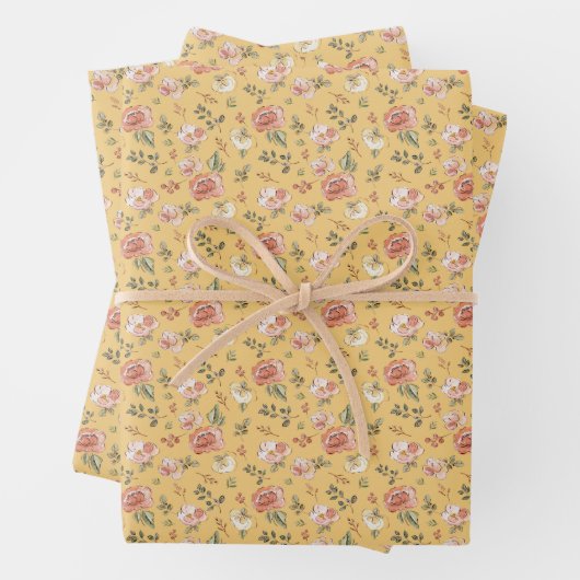 Feuille De Papier Cadeau Flore multiple sur jaune (En situation)