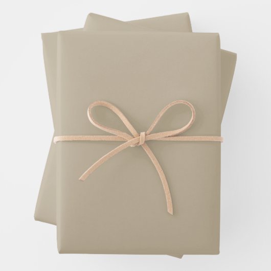 Feuille De Papier Cadeau Fond beige clair doux – Conception de mariage (En situation)