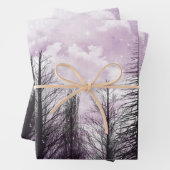 Feuille De Papier Cadeau Forêt de pins violets d'hiver nuageux (En situation)