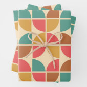 Feuille De Papier Cadeau Formes Abstraites du milieu du siècle rouge moutar (En situation)