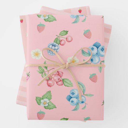 Feuille De Papier Cadeau Fraise Anniversaire Berry premier rose (En situation)