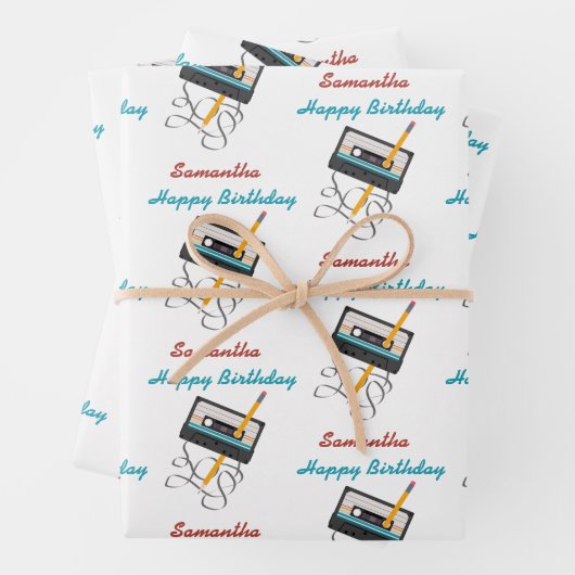 Feuille De Papier Cadeau Funny 80s Musique Retro Cassette Anniversaire Nom (En situation)