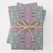 Feuille De Papier Cadeau Géométrique vert violet rose (En situation)