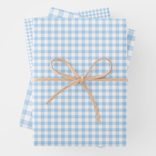 Feuille De Papier Cadeau Gingham Classique Bleu Bébé (En situation)