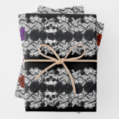 Feuille De Papier Cadeau Gothique : rose, dentelle et crâne (En situation)
