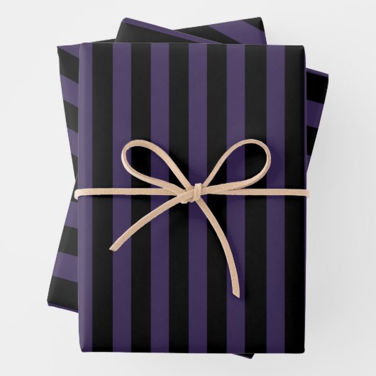 Feuille De Papier Cadeau Gothique violet et bande noire (En situation)