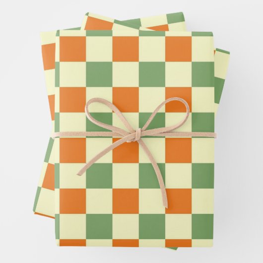Feuille De Papier Cadeau Green Orange Brown À damiers En vichy Motif (En situation)