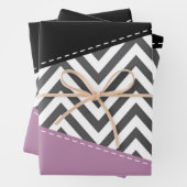 Feuille De Papier Cadeau Gris Zigzag, Gris Chevron, Motif Zigzag, Violet (En situation)