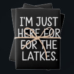 Feuille De Papier Cadeau Hanoukka Je suis juste ici pour les Latkes juifs<br><div class="desc">Hanoukka Je suis juste ici pour la fête juive Latkes</div>