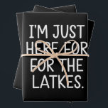 Feuille De Papier Cadeau Hanoukka Je suis juste ici pour les Latkes juifs<br><div class="desc">Hanoukka Je suis juste ici pour la fête juive Latkes</div>