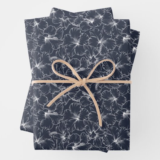 Feuille De Papier Cadeau Hibiscus blanc floral sur bleu marine (En situation)