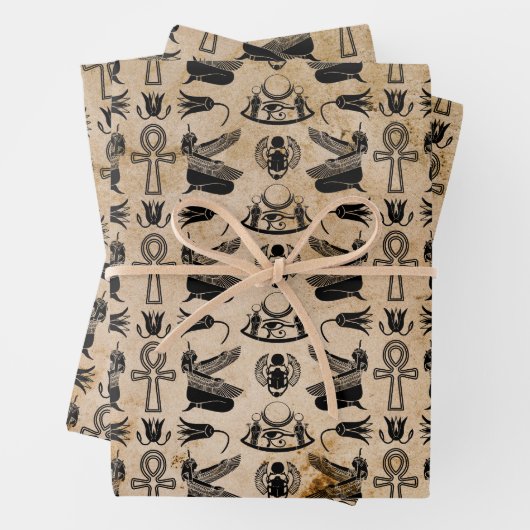 Feuille De Papier Cadeau Hiéroglyphes égyptiens anciens enveloppant des feu (En situation)