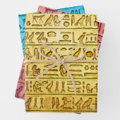 Feuille De Papier Cadeau Hiéroglyphes égyptiens anciens enveloppant un jeu  (En situation)
