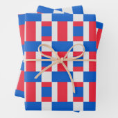 Feuille De Papier Cadeau Impression Blocée Rouge Blanc Et Bleu (En situation)