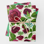 Feuille De Papier Cadeau Imprimé floral Roses Bourgogne (En situation)