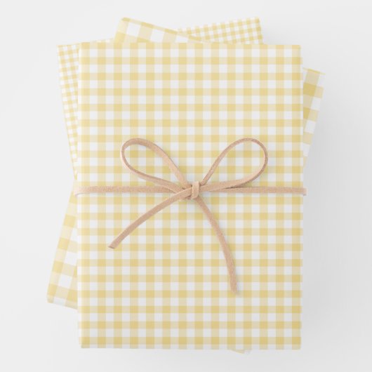 Feuille De Papier Cadeau Jaune canari gingham classique (En situation)