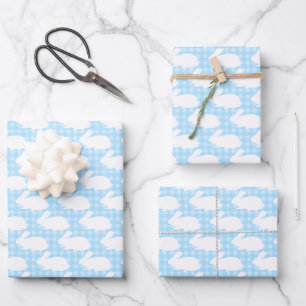 Feuille De Papier Cadeau Lapins blancs sur motif gingham bleu pastel