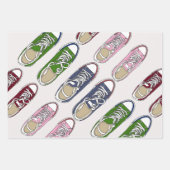 Feuille De Papier Cadeau Le concept sportif. Chaussures de gym de différent (Devant 3)