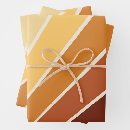 Feuille De Papier Cadeau Les années 70 orange rétro rayures (En situation)