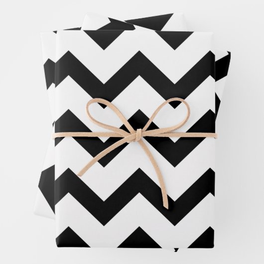 Feuille De Papier Cadeau Lignes de motif en chevron noir simple rétro (En situation)
