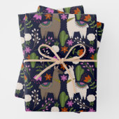 Feuille De Papier Cadeau Llamas, fleurs et cactus sur la marine (En situation)