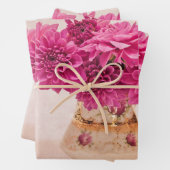 Feuille De Papier Cadeau Magenta Dahlias (En situation)