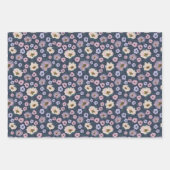 Feuille De Papier Cadeau Mariage romantique sous les fleurs bleues et viole (Devant)