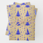Feuille De Papier Cadeau Métallurgique Bleu Arbres de Noël Motif (En situation)