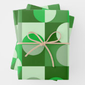 Feuille De Papier Cadeau Mi-siècle moderne demi-cercles Vert gris (En situation)