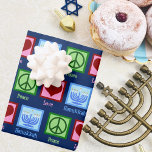 Feuille De Papier Cadeau Mignon Peace Love Hanoukka Motif Bleu foncé<br><div class="desc">Peace Love Hanoukka emballe du papier en bleu foncé pour une personne juive qui aime célébrer Chanukah. Un joli signe de paix,  coeur,  et une belle menorah dans un motif mignon pour les vacances.</div>