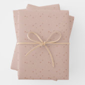 Feuille De Papier Cadeau Minuscules cœurs bruns  (En situation)