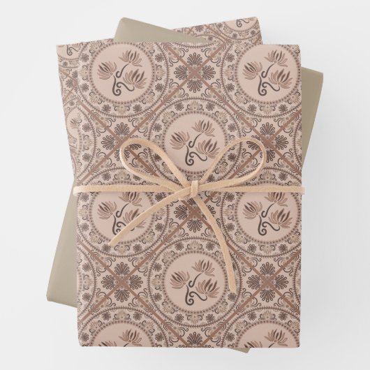 Feuille De Papier Cadeau Mocha Rococo Revival Mandala Geo Diamond Tile (En situation)