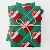 Feuille De Papier Cadeau Modèle élégant de sapin de Noël vert Cadeau (En situation)