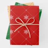 Feuille De Papier Cadeau Modern Christmas | Triangles & Snowflakes Pattern (En situation)