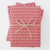 Feuille De Papier Cadeau Modern Christmas Wavy Geometric Stripe in Bold Red (En situation)