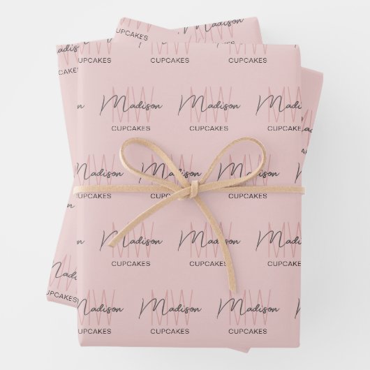 Feuille De Papier Cadeau Monogramme Logo Boulangerie rose (En situation)
