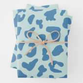 Feuille De Papier Cadeau Motif animal Empreinte de léopard élégant en bleu (En situation)