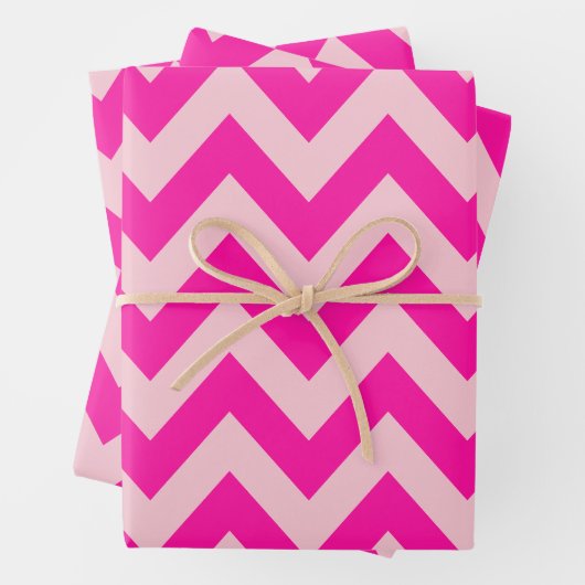 Feuille De Papier Cadeau Motif Chevron rose chaud (En situation)