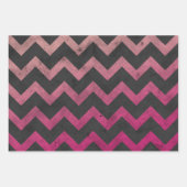 Feuille De Papier Cadeau Motif de chevron gris foncé rose magenta (Devant 2)