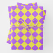 Feuille De Papier Cadeau Motif de diamant jaune pourpre Checker (En situation)