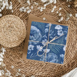 Feuille De Papier Cadeau Motif de fleur sauvage bleu poussiéreux moderne<br><div class="desc">Éléments de fleur sauvage bleue poussiéreuse disposés dans un motif global. Œuvre d'art aquarelle originale du studio. Idéal pour les mariages,  les anniversaires,  les naissances et plus encore. Veuillez consulter les autres articles de cette collection de mariage unique.</div>